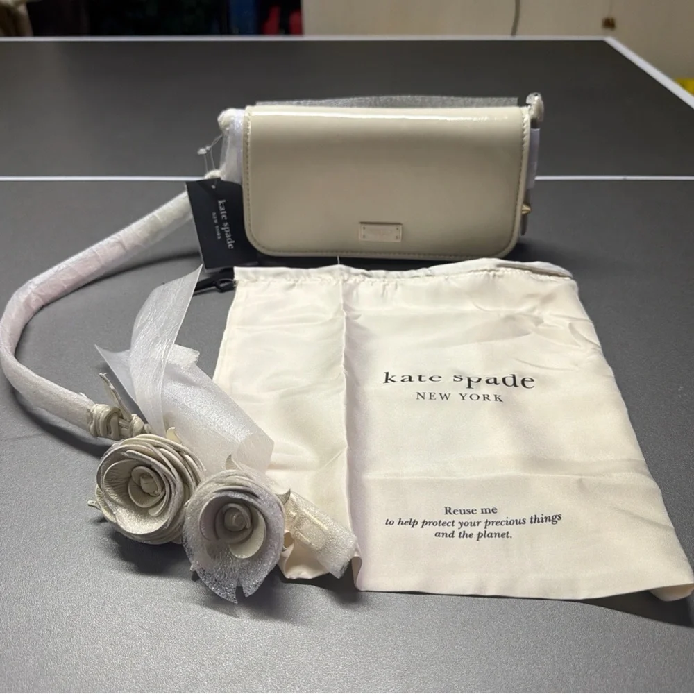 NWT Kate Spade Liv Shoulder Bag Cashew Milk 3D‎ Blooms Strap